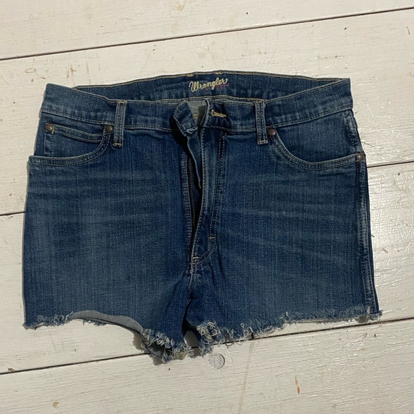 Wrangler women’s cut off jean shorts size 7 worn once! - Picture 3 of 4